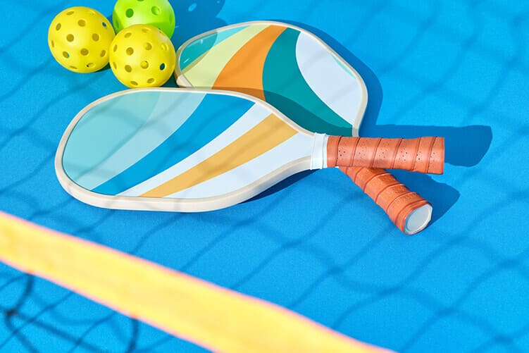 How do I choose a pickleball paddle for beginners?